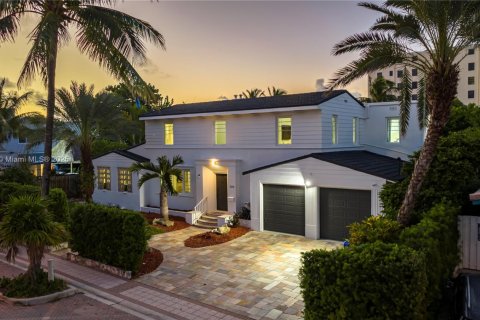 House in Hollywood, Florida 6 bedrooms, 261.43 sq.m. № 2013512 - photo 22