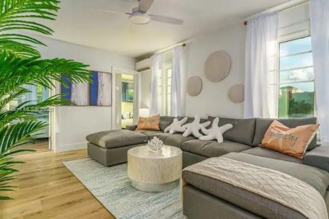 House in Hollywood, Florida 6 bedrooms, 261.43 sq.m. № 2013512 - photo 20