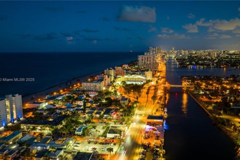 House in Hollywood, Florida 6 bedrooms, 261.43 sq.m. № 2013512 - photo 21