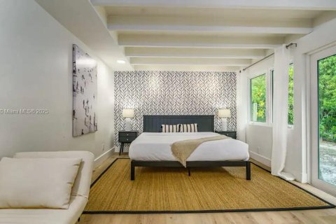 House in Hollywood, Florida 6 bedrooms, 261.43 sq.m. № 2013512 - photo 18