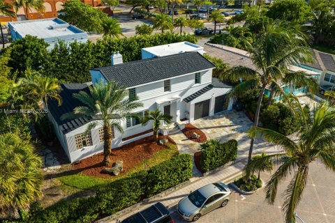 House in Hollywood, Florida 6 bedrooms, 261.43 sq.m. № 2013512 - photo 25