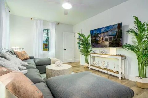 House in Hollywood, Florida 6 bedrooms, 261.43 sq.m. № 2013512 - photo 19