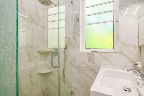 House in Hollywood, Florida 6 bedrooms, 261.43 sq.m. № 2013512 - photo 16