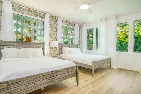 House in Hollywood, Florida 6 bedrooms, 261.43 sq.m. № 2013512 - photo 13