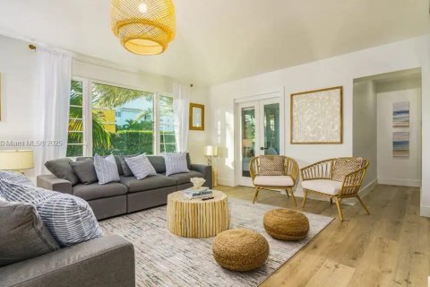 House in Hollywood, Florida 6 bedrooms, 261.43 sq.m. № 2013512 - photo 4