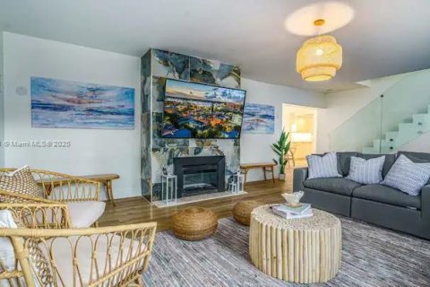 House in Hollywood, Florida 6 bedrooms, 261.43 sq.m. № 2013512 - photo 6