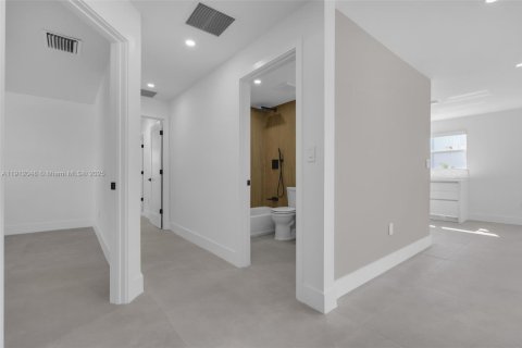 Купить виллу или дом в Уэст-Палм-Бич, Флорида 3 спальни, № 1969211 - фото 13