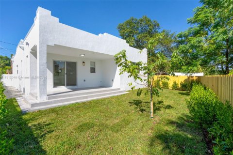 Купить виллу или дом в Уэст-Палм-Бич, Флорида 3 спальни, № 1969211 - фото 27