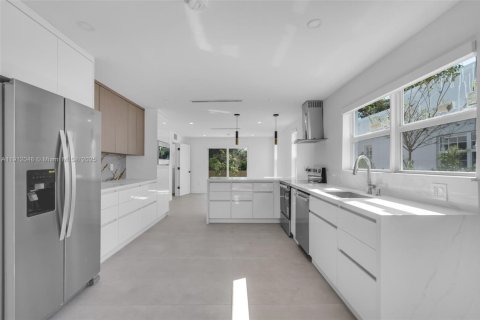 Купить виллу или дом в Уэст-Палм-Бич, Флорида 3 спальни, № 1969211 - фото 7