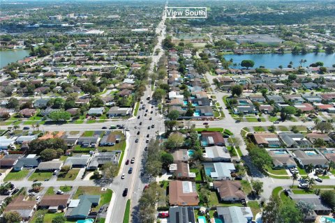 Casa en venta en Pembroke Pines, Florida, 5 dormitorios, 173.26 m2 № 2050155 - foto 6