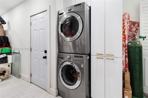 Casa en venta en Pembroke Pines, Florida, 5 dormitorios, 173.26 m2 № 2050155 - foto 20