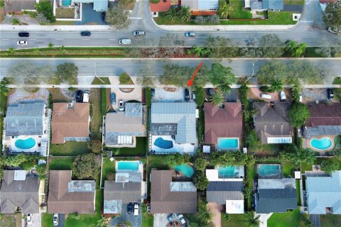 Casa en venta en Pembroke Pines, Florida, 5 dormitorios, 173.26 m2 № 2050155 - foto 3