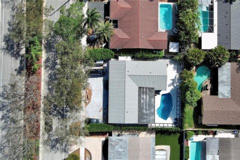 Casa en venta en Pembroke Pines, Florida, 5 dormitorios, 173.26 m2 № 2050155 - foto 2