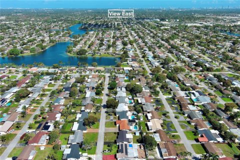 Casa en venta en Pembroke Pines, Florida, 5 dormitorios, 173.26 m2 № 2050155 - foto 5