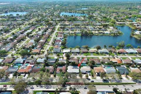 Casa en venta en Pembroke Pines, Florida, 5 dormitorios, 173.26 m2 № 2050155 - foto 4