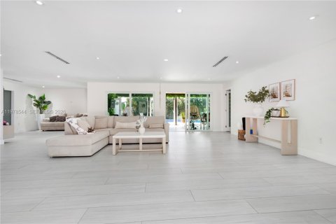 Casa en venta en Pembroke Pines, Florida, 5 dormitorios, 173.26 m2 № 2050155 - foto 9