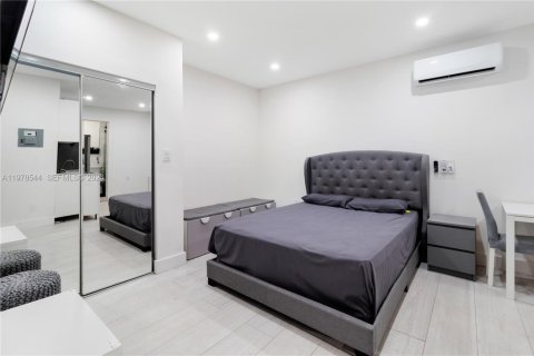 Casa en venta en Pembroke Pines, Florida, 5 dormitorios, 173.26 m2 № 2050155 - foto 21