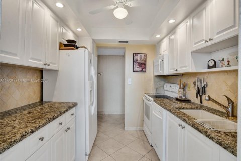 Copropriété à louer à Hallandale Beach, Floride: 2 chambres, 116.13 m2 № 2053864 - photo 16