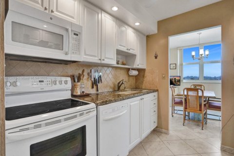 Copropriété à louer à Hallandale Beach, Floride: 2 chambres, 116.13 m2 № 2053864 - photo 17