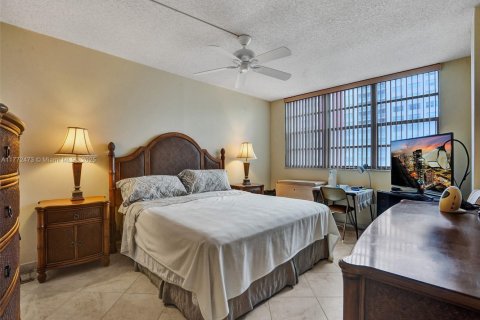 Copropriété à louer à Hallandale Beach, Floride: 2 chambres, 116.13 m2 № 2053864 - photo 4
