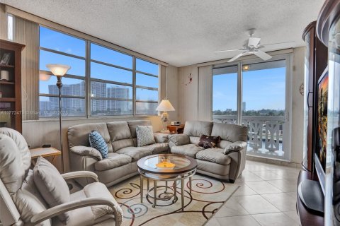 Copropriété à louer à Hallandale Beach, Floride: 2 chambres, 116.13 m2 № 2053864 - photo 2