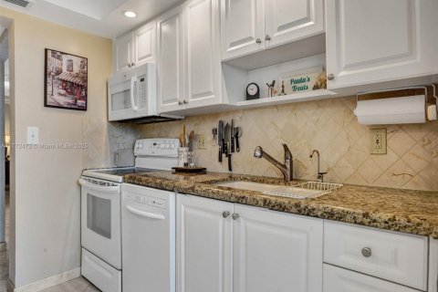Copropriété à louer à Hallandale Beach, Floride: 2 chambres, 116.13 m2 № 2053864 - photo 15