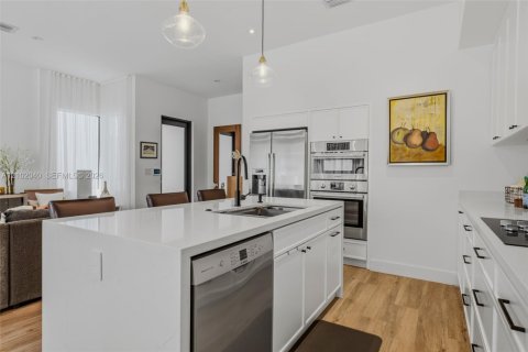 Touwnhouse à vendre à Miami, Floride: 4 chambres, 187.29 m2 № 2404276 - photo 14