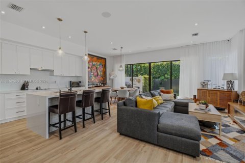 Touwnhouse à vendre à Miami, Floride: 4 chambres, 187.29 m2 № 2404276 - photo 2
