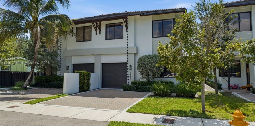 Touwnhouse à Miami, Floride 4 chambres, 187.29 m2 № 2404276
