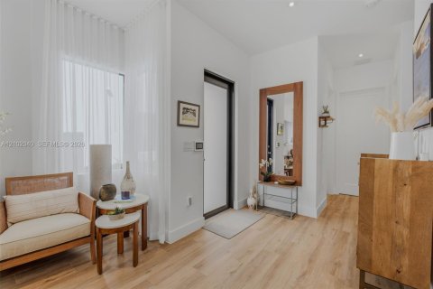 Touwnhouse à vendre à Miami, Floride: 4 chambres, 187.29 m2 № 2404276 - photo 11