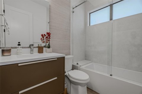 Touwnhouse à vendre à Miami, Floride: 4 chambres, 187.29 m2 № 2404276 - photo 16