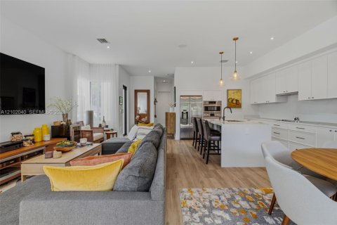 Touwnhouse à vendre à Miami, Floride: 4 chambres, 187.29 m2 № 2404276 - photo 6