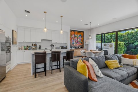 Touwnhouse à vendre à Miami, Floride: 4 chambres, 187.29 m2 № 2404276 - photo 13