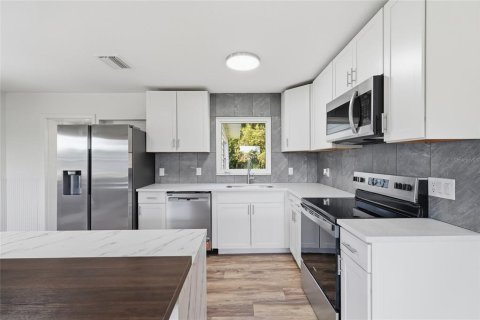 Villa ou maison à vendre à Bradenton, Floride: 3 chambres, 108.05 m2 № 2418384 - photo 8