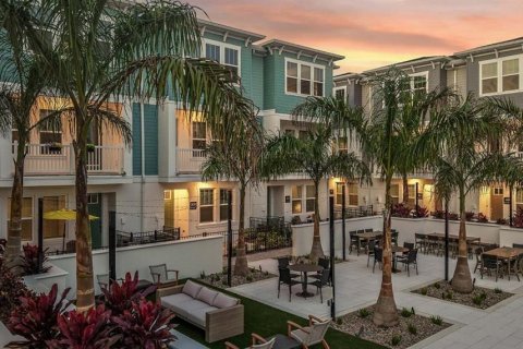 Townhouse in Saint Petersburg, Florida 3 bedrooms, 181.35 sq.m. № 2224967 - photo 12