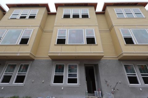 Townhouse in Saint Petersburg, Florida 3 bedrooms, 181.35 sq.m. № 2224967 - photo 2