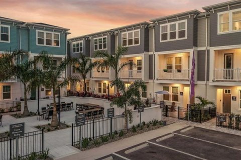 Townhouse in Saint Petersburg, Florida 3 bedrooms, 181.35 sq.m. № 2224967 - photo 11