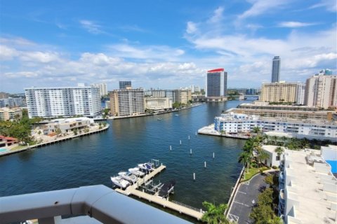Condominio en venta en Hallandale Beach, Florida, 1 dormitorio, 74.14 m2 № 1117845 - foto 1