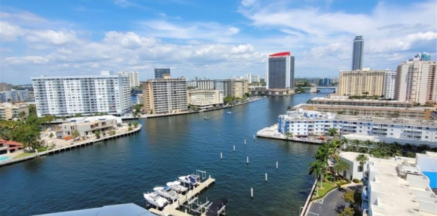 Condominio en Hallandale Beach, Florida, 1 dormitorio  № 1117845