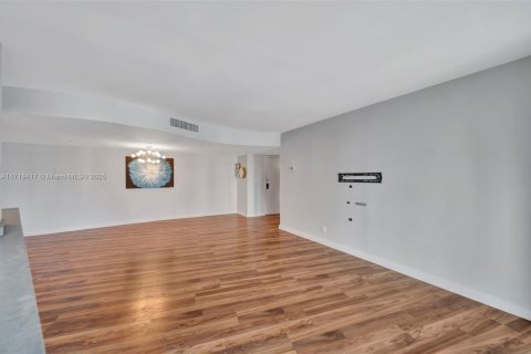 Condominio en venta en Hallandale Beach, Florida, 2 dormitorios, 131.92 m2 № 1470778 - foto 16