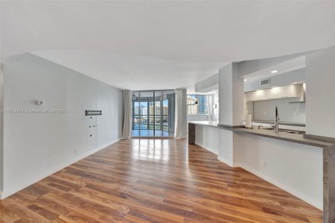 Condominio en venta en Hallandale Beach, Florida, 2 dormitorios, 131.92 m2 № 1470778 - foto 18