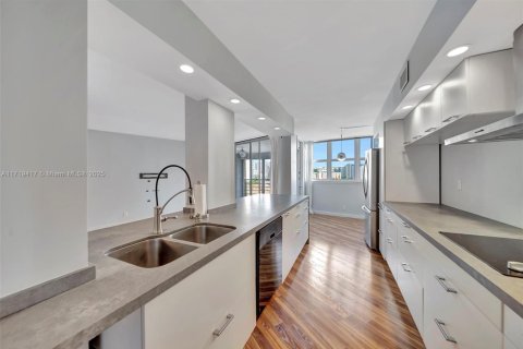 Condominio en venta en Hallandale Beach, Florida, 2 dormitorios, 131.92 m2 № 1470778 - foto 5