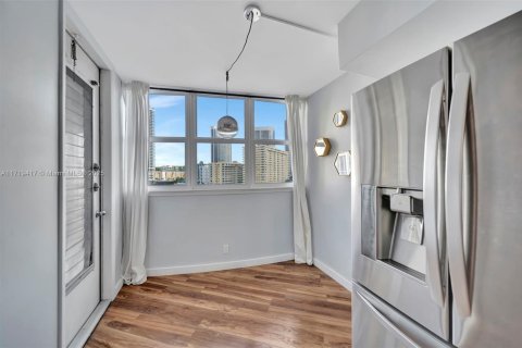 Condominio en venta en Hallandale Beach, Florida, 2 dormitorios, 131.92 m2 № 1470778 - foto 11