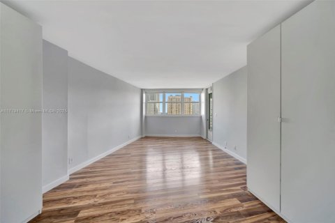 Condominio en venta en Hallandale Beach, Florida, 2 dormitorios, 131.92 m2 № 1470778 - foto 22
