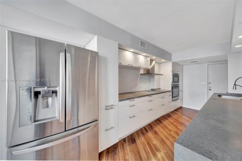 Condominio en venta en Hallandale Beach, Florida, 2 dormitorios, 131.92 m2 № 1470778 - foto 9