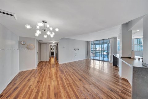 Condominio en venta en Hallandale Beach, Florida, 2 dormitorios, 131.92 m2 № 1470778 - foto 17