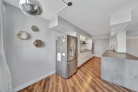 Condominio en venta en Hallandale Beach, Florida, 2 dormitorios, 131.92 m2 № 1470778 - foto 10