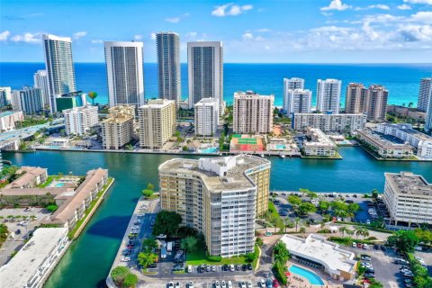 Condominio en venta en Hallandale Beach, Florida, 2 dormitorios, 131.92 m2 № 1470778 - foto 1