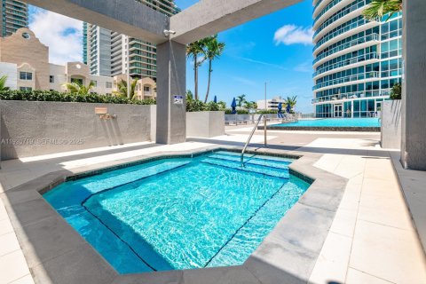 Condo in Miami, Florida, 2 bedrooms  № 1989474 - photo 16