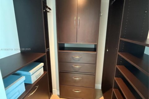 Condo in Miami, Florida, 2 bedrooms  № 1989474 - photo 8